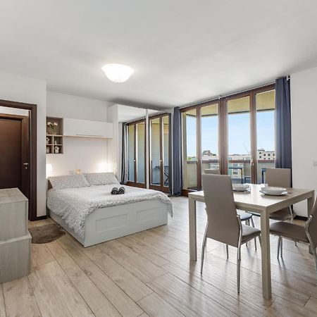 Monolocale Con Balcone Self Check In Milano Sempione Apartment Luaran gambar