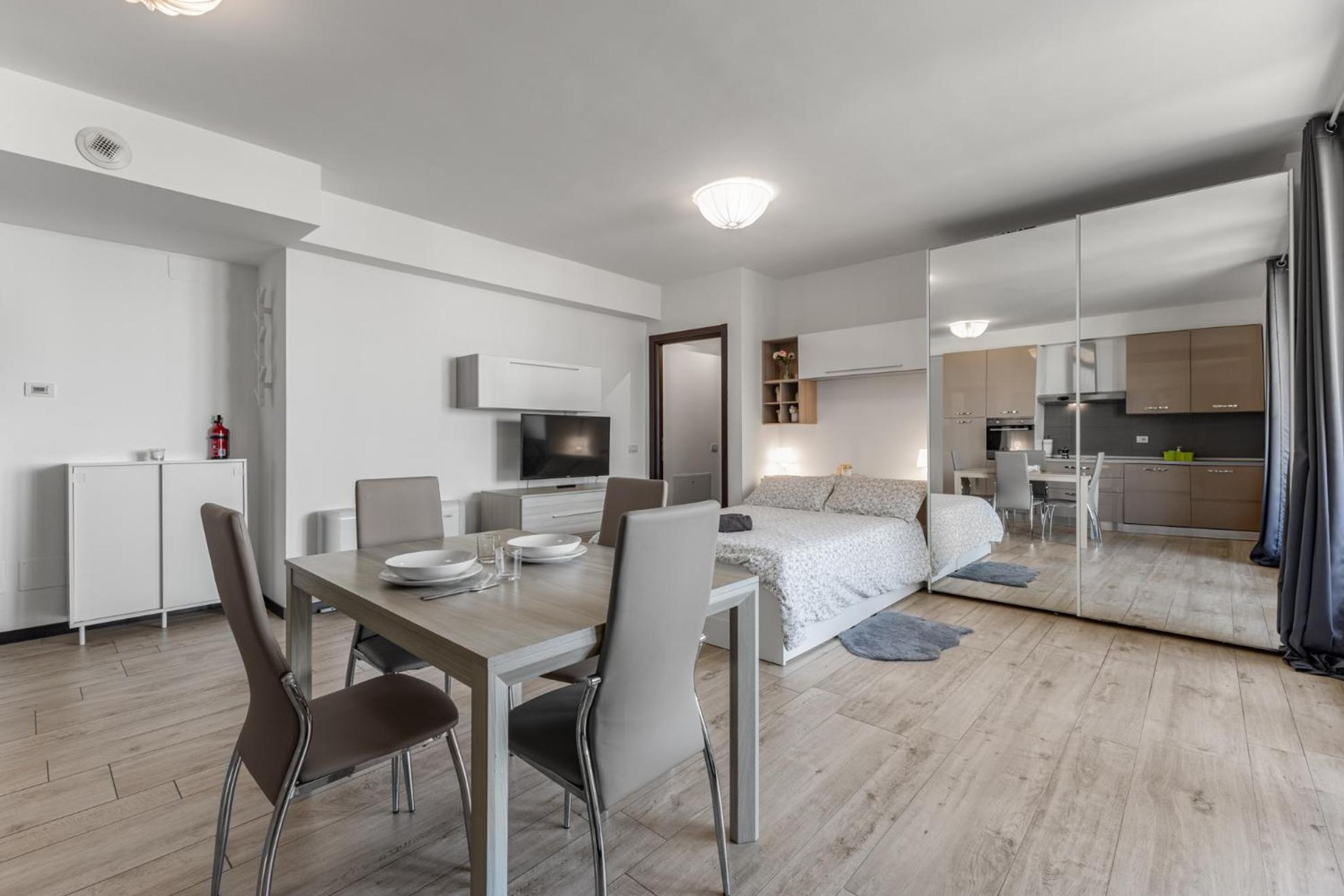 Monolocale Con Balcone Self Check In Milano Sempione Apartment Luaran gambar